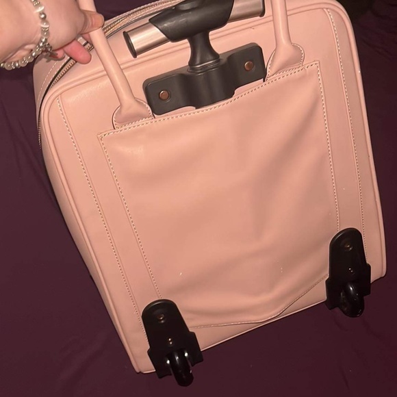 Woman’s Travel Duo - Picture 6 of 11